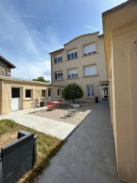 Office in Melun for sale - Building Photo - Image 3 of 9