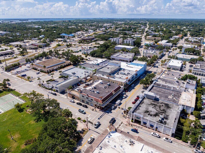 2058 14th Ave, Vero Beach, FL à louer - Photo du bâtiment - Image 3 de 5