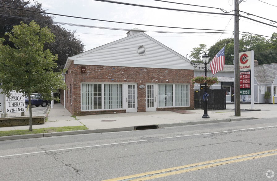 220 Main St, Center Moriches, NY for lease - Primary Photo - Image 1 of 14