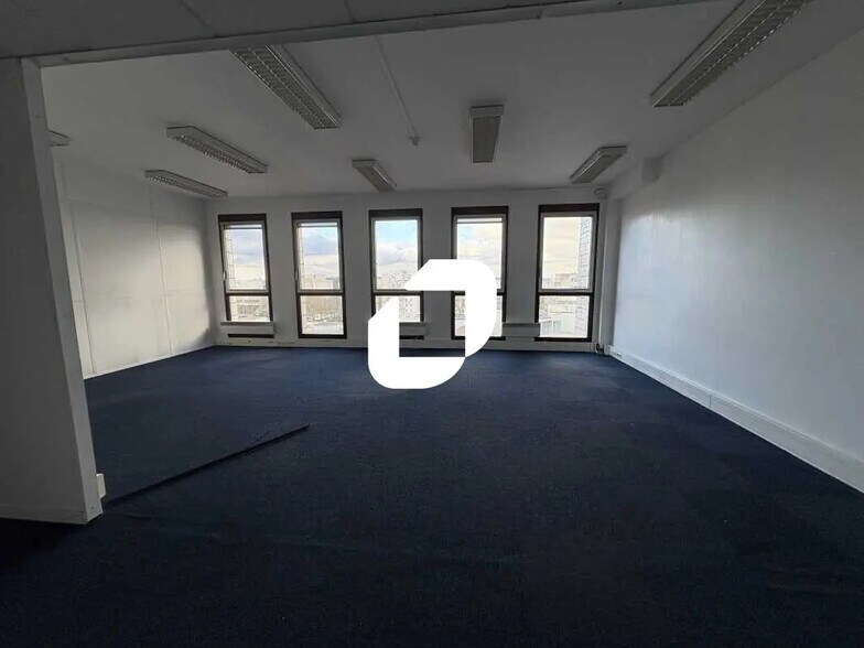 1-3 Place Charles De Gaulle, Montigny-le-Bretonneux for lease - Building Photo - Image 3 of 36