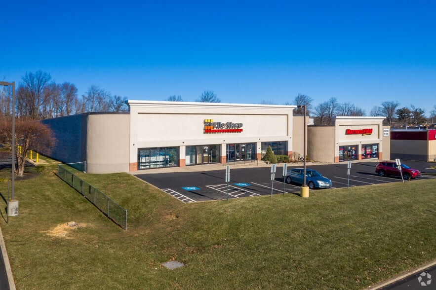 2272 E Lincoln Hwy, Langhorne, PA à vendre - Photo du bâtiment - Image 2 de 8