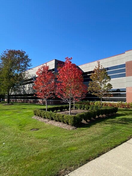 30201 Orchard Lake Rd, Farmington Hills, MI à louer - Photo principale - Image 1 de 15