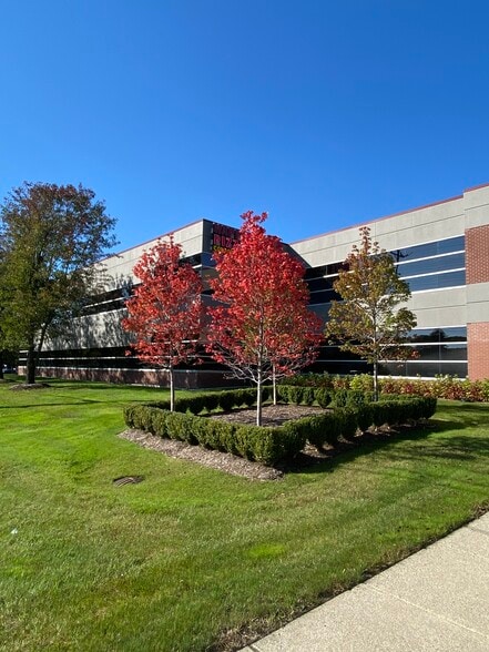 30201 Orchard Lake Rd, Farmington Hills, MI for lease - Primary Photo - Image 1 of 15