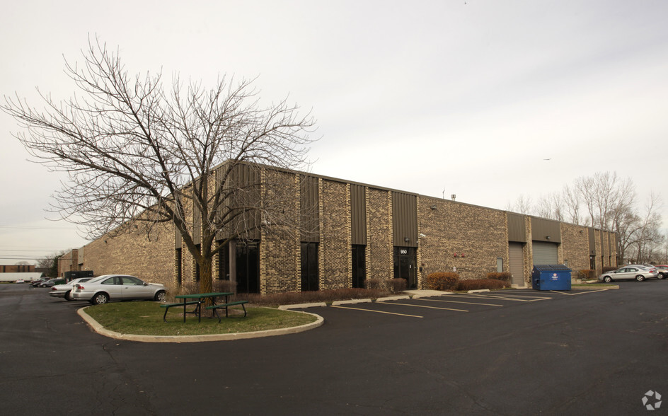 950-960 Lively Blvd, Wood Dale, IL for lease - Building Photo - Image 2 of 3