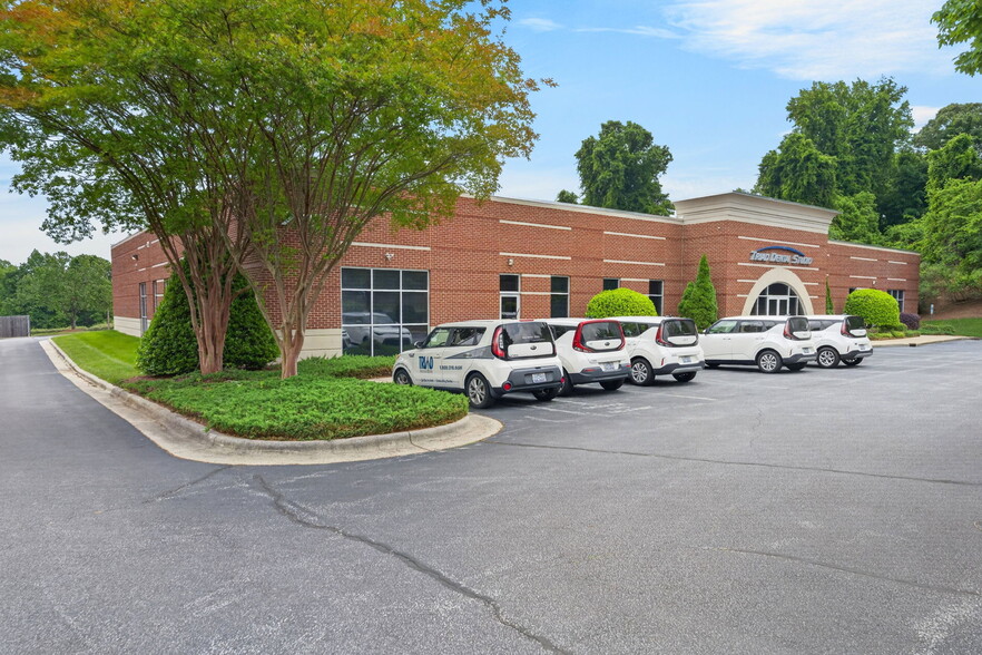 707 Sunshine Way, Greensboro, NC à vendre - Photo du bâtiment - Image 1 de 12