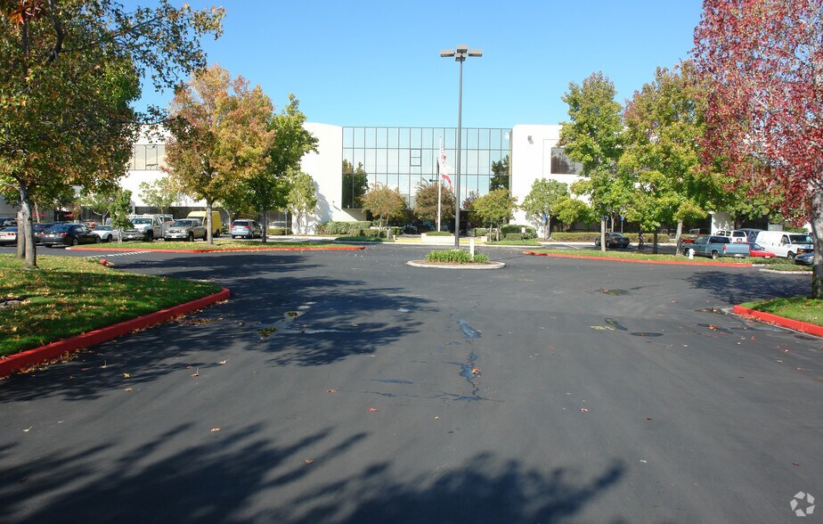 3550-3580 Bassett St, Santa Clara, CA à louer - Photo du bâtiment - Image 2 de 11