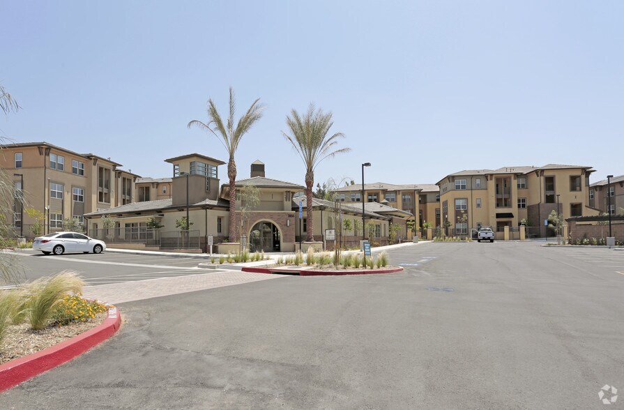 2855 Foothill Blvd, La Verne, CA à louer - Photo du bâtiment - Image 3 de 115