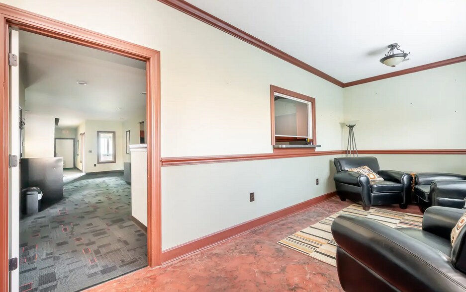 618 E Court Ave, Jeffersonville, IN à louer - Photo intérieure - Image 2 de 12