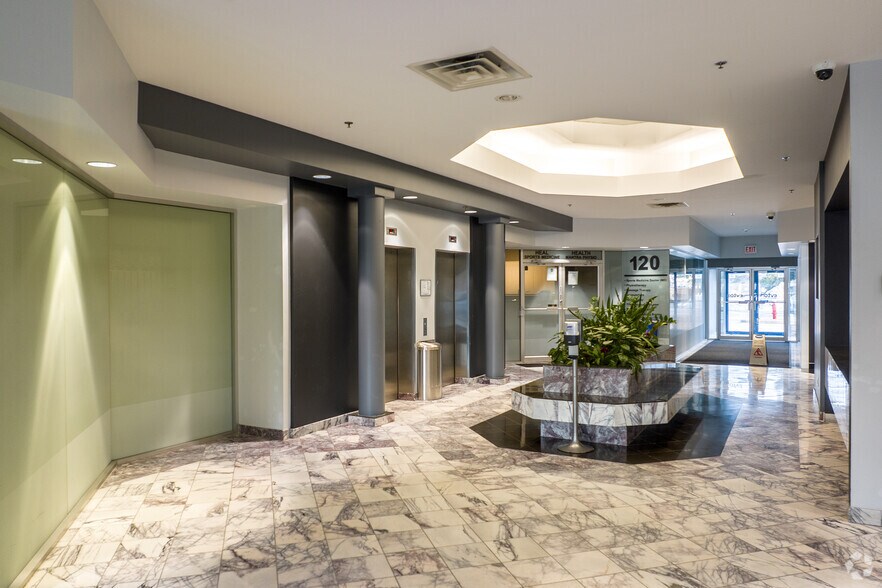 2560 Matheson Blvd E, Mississauga, ON à vendre - Hall d’entrée - Image 3 de 4