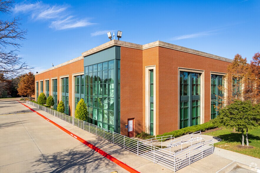 3700 S Stonebridge Dr, McKinney, TX à vendre - Photo principale - Image 1 de 8