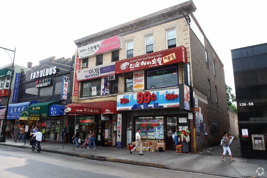 13672 Roosevelt Ave, Flushing, NY à vendre - Photo du bâtiment - Image 2 de 2
