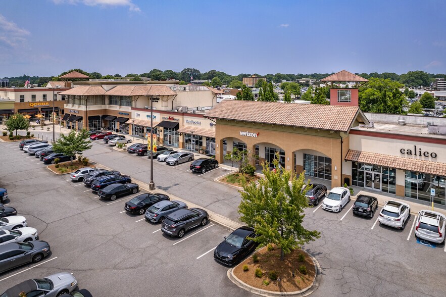 1600-1730 E Woodlawn Rd, Charlotte, NC à louer - Photo du bâtiment - Image 2 de 10