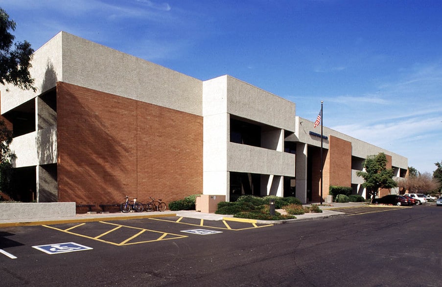 64 E Broadway Rd, Tempe, AZ à louer - Photo du bâtiment - Image 2 de 15