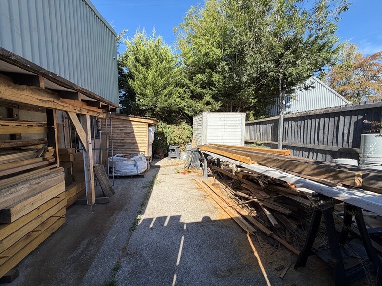 1-5 Village Rd, Christow for lease - Building Photo - Image 2 of 5