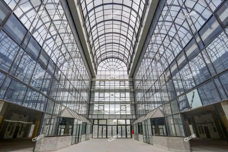 Flex in Colombes for lease - Interior Photo - Image 1 of 12