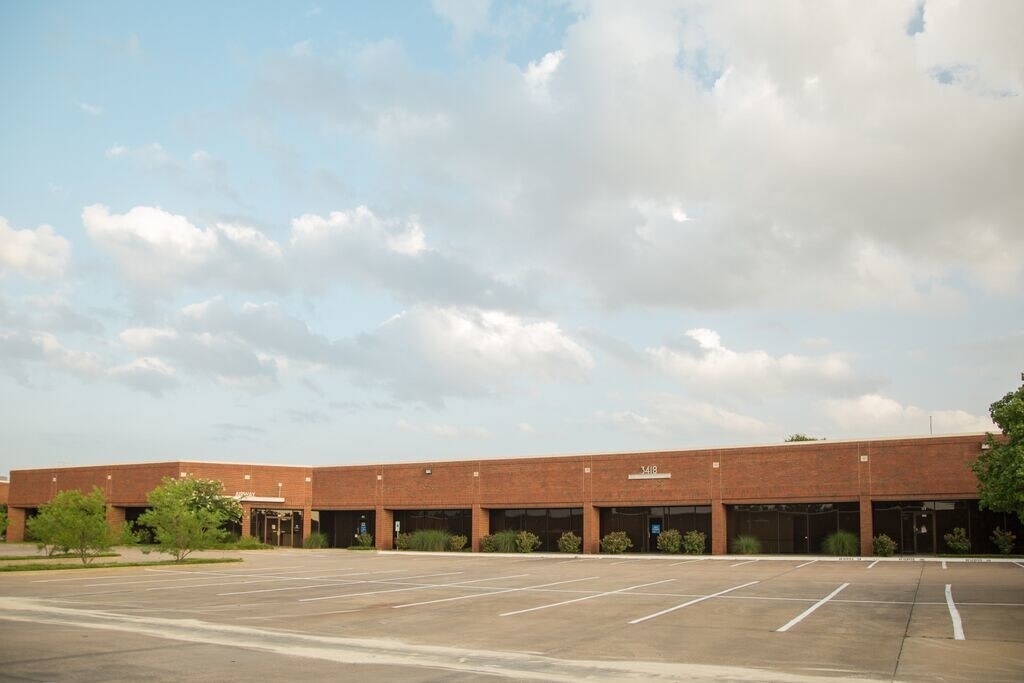 3418 Midcourt Rd, Carrollton, TX à louer Photo principale- Image 1 de 9