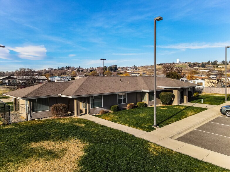 1691 Washington Ct, Sunnyside, WA à vendre - Photo du bâtiment - Image 2 de 9