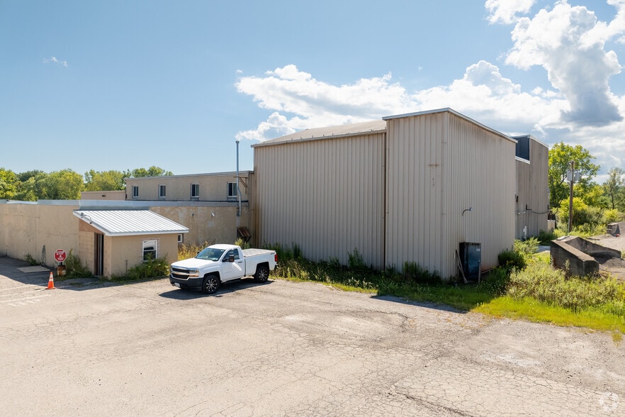 735 Wangum Rd, Victor, NY à vendre - Photo du bâtiment - Image 2 de 15