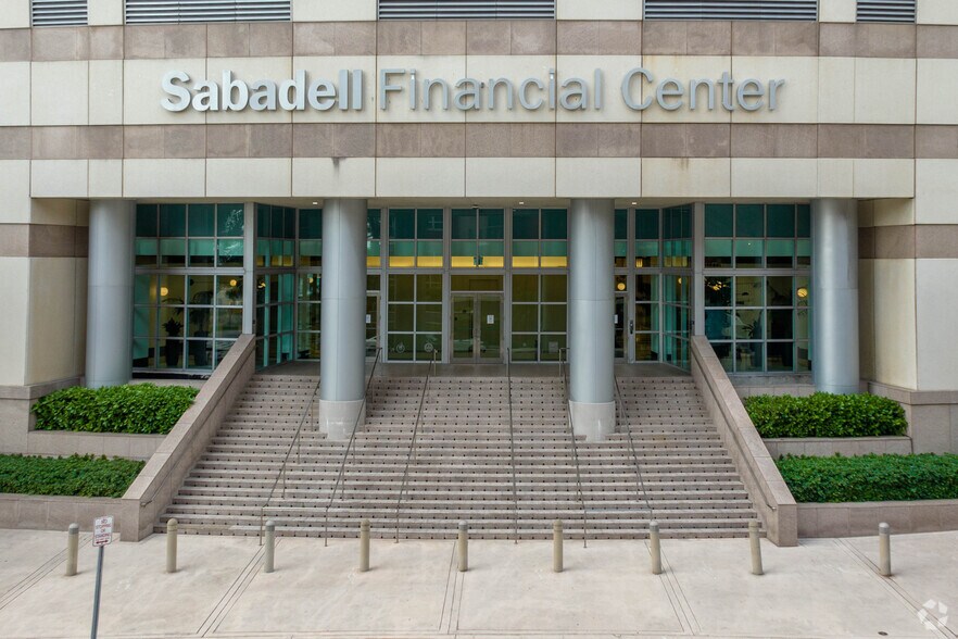 1111 Brickell Ave, Miami, FL à louer - Photo du bâtiment - Image 3 de 12