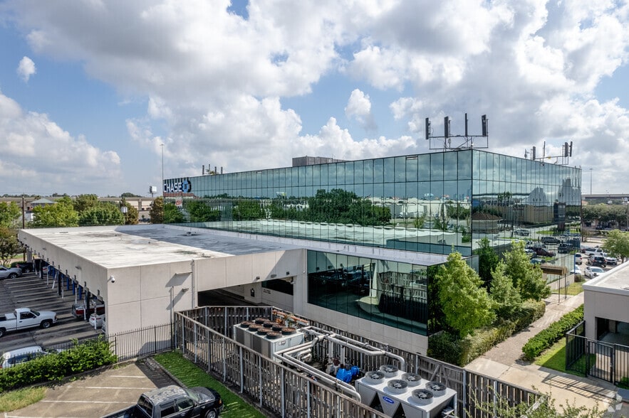 2900 Woodridge Dr, Houston, TX for lease - Building Photo - Image 2 of 4