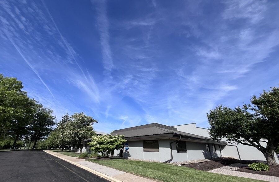 35 E Uwchlan Ave, Exton, PA for lease - Building Photo - Image 3 of 10