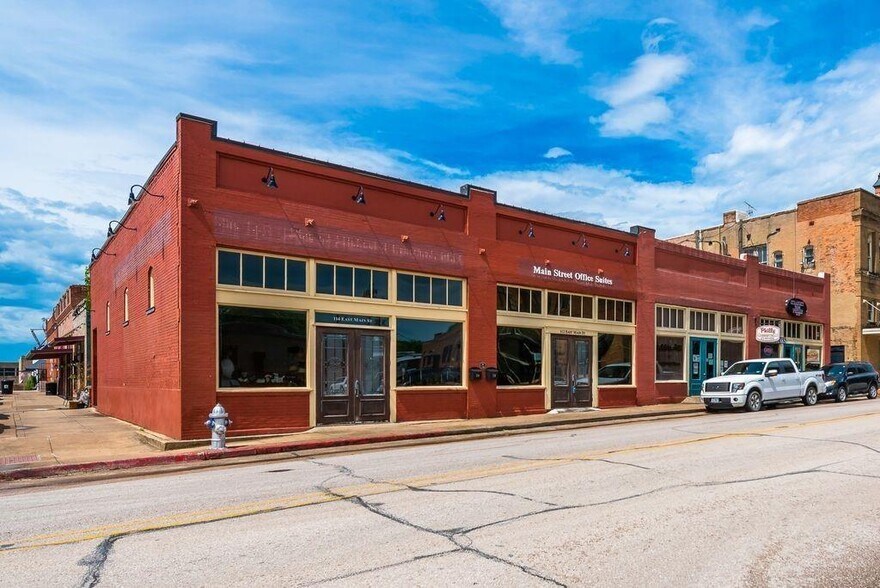 112 E Main St, Waxahachie, TX à louer - Photo principale - Image 1 de 12