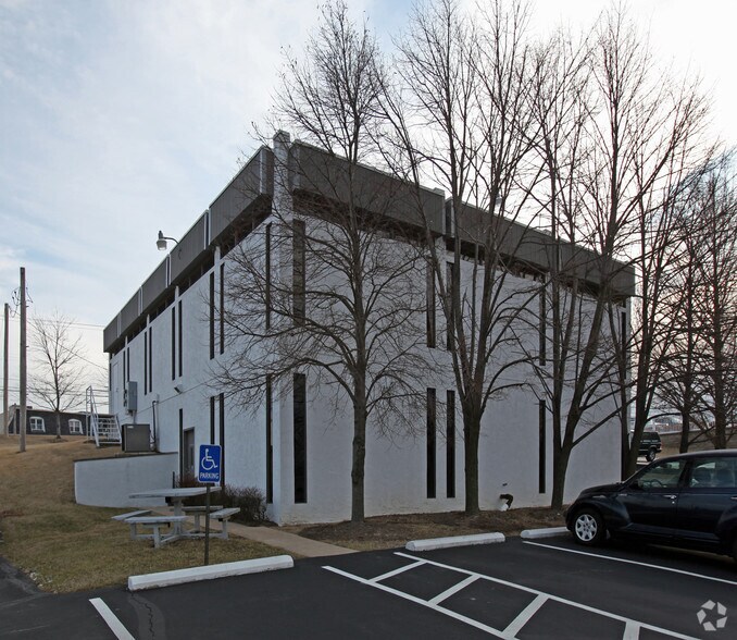 11426 Dorsett Rd, Maryland Heights, MO à louer - Photo du bâtiment - Image 3 de 3