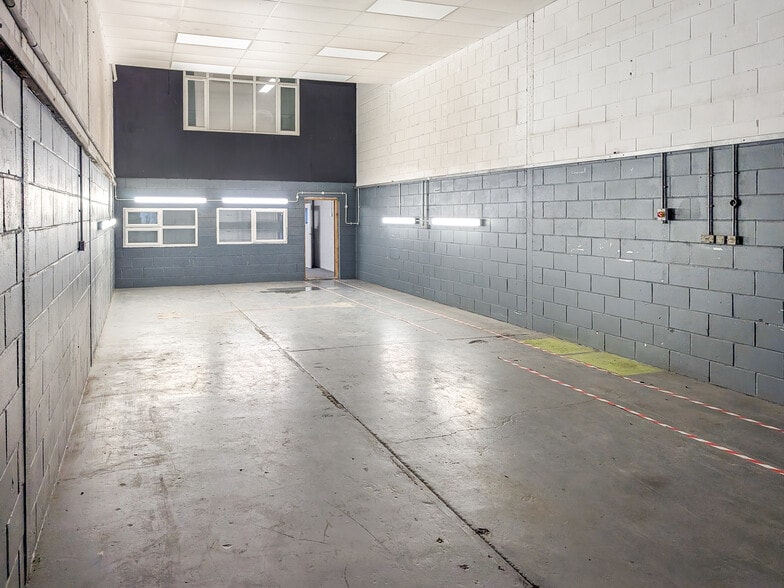 Ford Rd, Ford for lease - Building Photo - Image 2 of 3