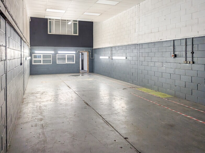 Ford Rd, Ford à louer - Photo du bâtiment - Image 2 de 3