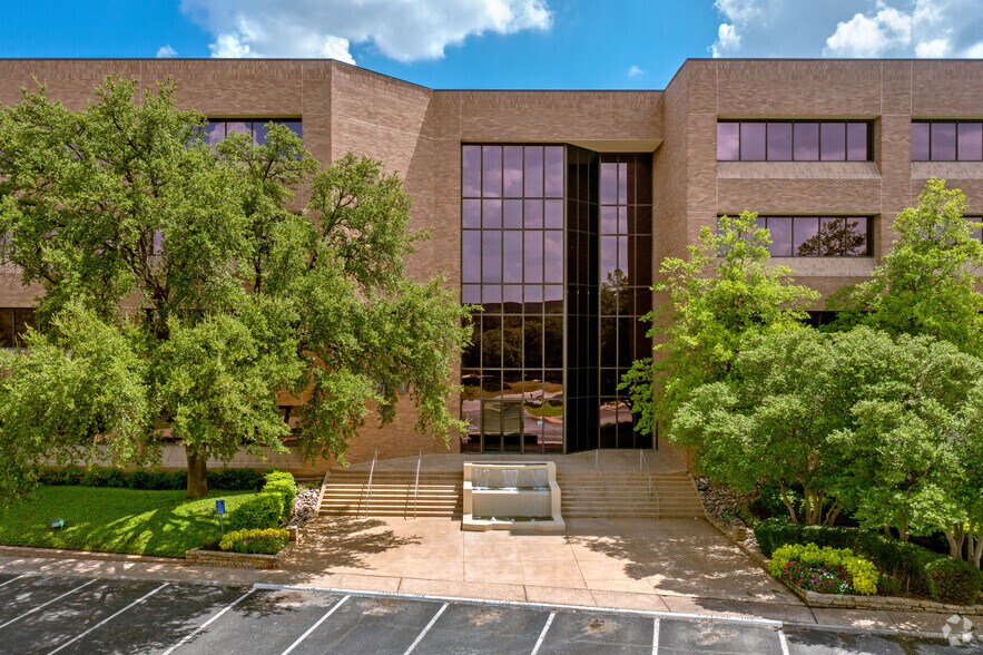 4500 Fuller Dr, Irving, TX à louer - Photo du bâtiment - Image 3 de 6