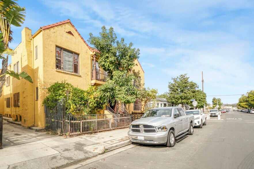 2717 S Budlong Ave, Los Angeles, CA à vendre - Photo du bâtiment - Image 2 de 33