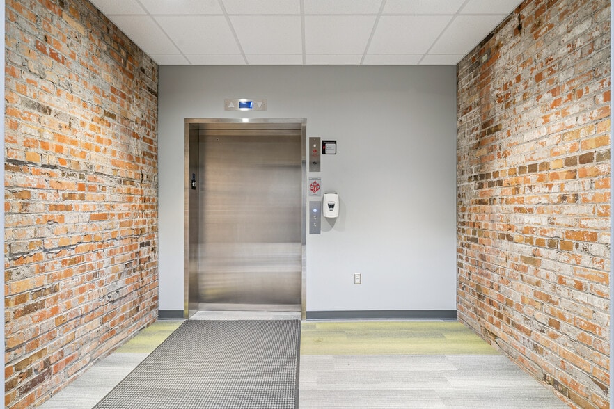 500 E 4th St, Waterloo, IA à louer - Photo du bâtiment - Image 3 de 10
