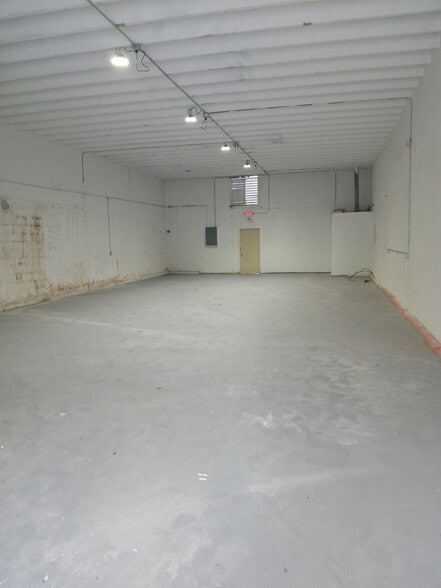 116-124 NE 183rd St, Miami, FL for lease - Building Photo - Image 3 of 7