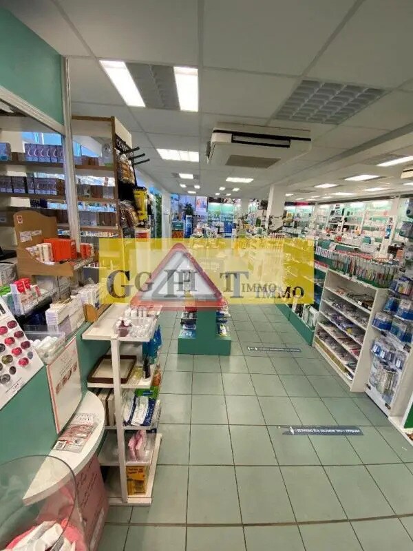 Retail in Thiais for sale Building Photo- Image 1 of 3