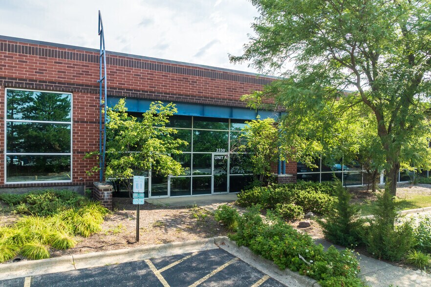 2330 N Hammond Dr, Schaumburg, IL à louer - Photo du bâtiment - Image 3 de 6