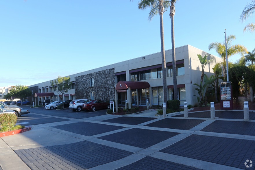 711 W 17th St, Costa Mesa, CA for lease - Building Photo - Image 2 of 8