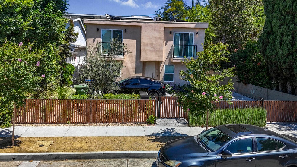 11025 Blix St, North Hollywood, CA à vendre - Photo du bâtiment - Image 2 de 16