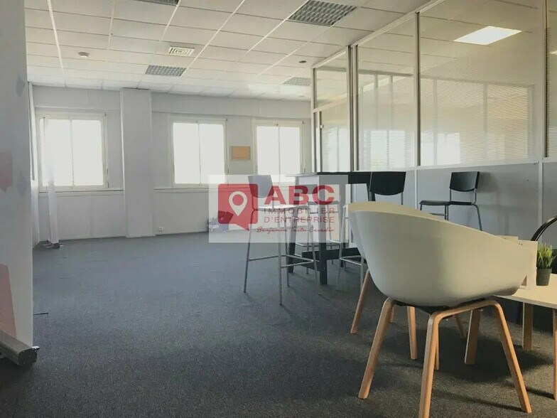 Office in Mauguio for lease - Interior Photo - Image 1 of 6