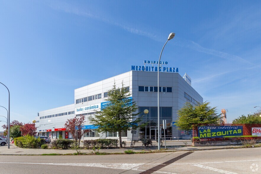 Loca y oficina en rentabilidad portefeuille de 2 propriétés à vendre sur LoopNet.ca - Photo principale - Image 2 de 2