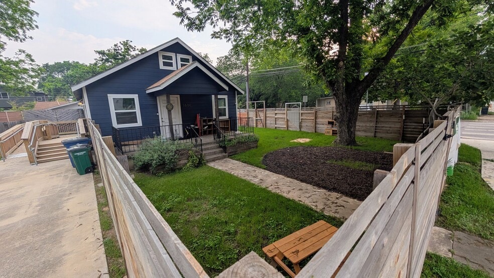 1601 Holly St, Austin, TX à louer - Photo du bâtiment - Image 3 de 35