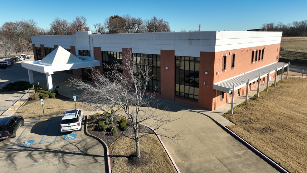 519 Latham Dr, Lowell, AR for sale - Building Photo - Image 3 of 8