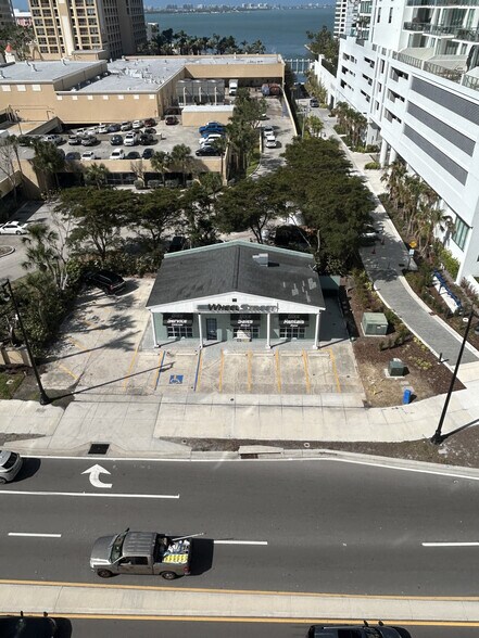 211 N Tamiami Trl, Sarasota, FL à louer - Photo du bâtiment - Image 3 de 4