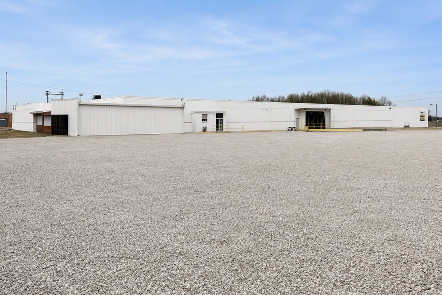 624 B Ave E, Seymour, IN for lease - Building Photo - Image 2 of 9