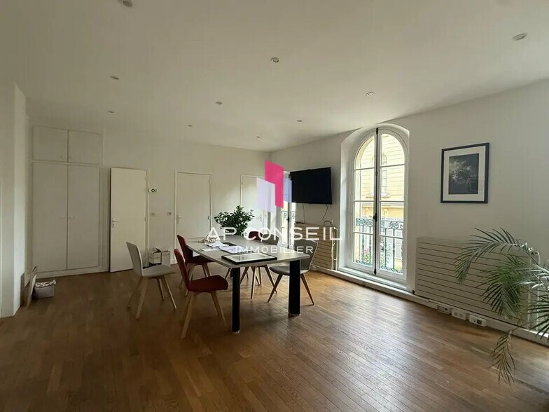 Office in Versailles for lease - Building Photo - Image 3 of 8