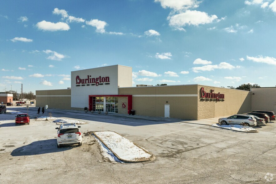 5033 Monroe St, Toledo, OH à vendre - Photo du bâtiment - Image 2 de 5