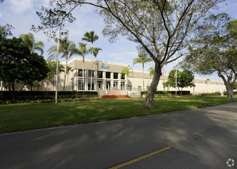 14100 NW 60th Ave, Miami Lakes, FL à louer - Photo du bâtiment - Image 2 de 6