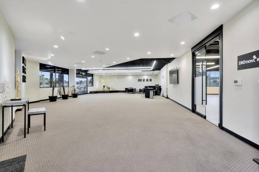 2729 Bristol St, Costa Mesa, CA for lease - Interior Photo - Image 2 of 32