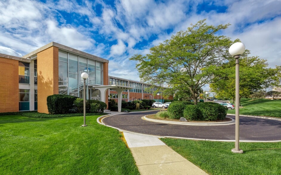 810 Jorie Blvd, Oak Brook, IL à louer - Photo du bâtiment - Image 2 de 7