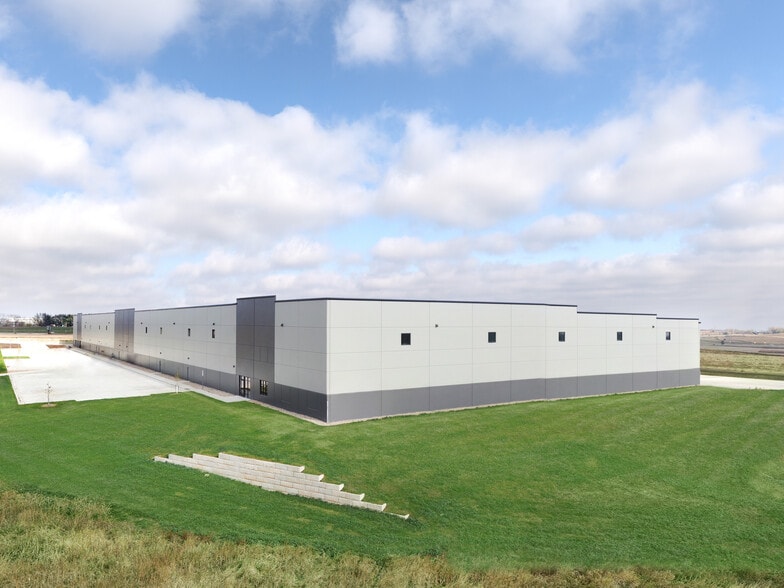 5400 Career, Sioux Falls, SD for lease - Building Photo - Image 1 of 8