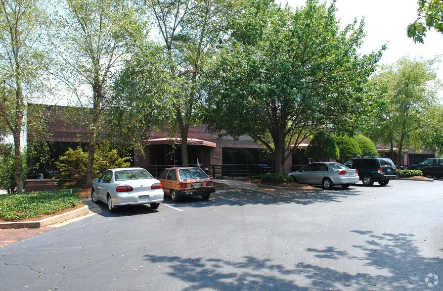 8800 Roswell Rd, Atlanta, GA à louer - Photo du bâtiment - Image 3 de 7